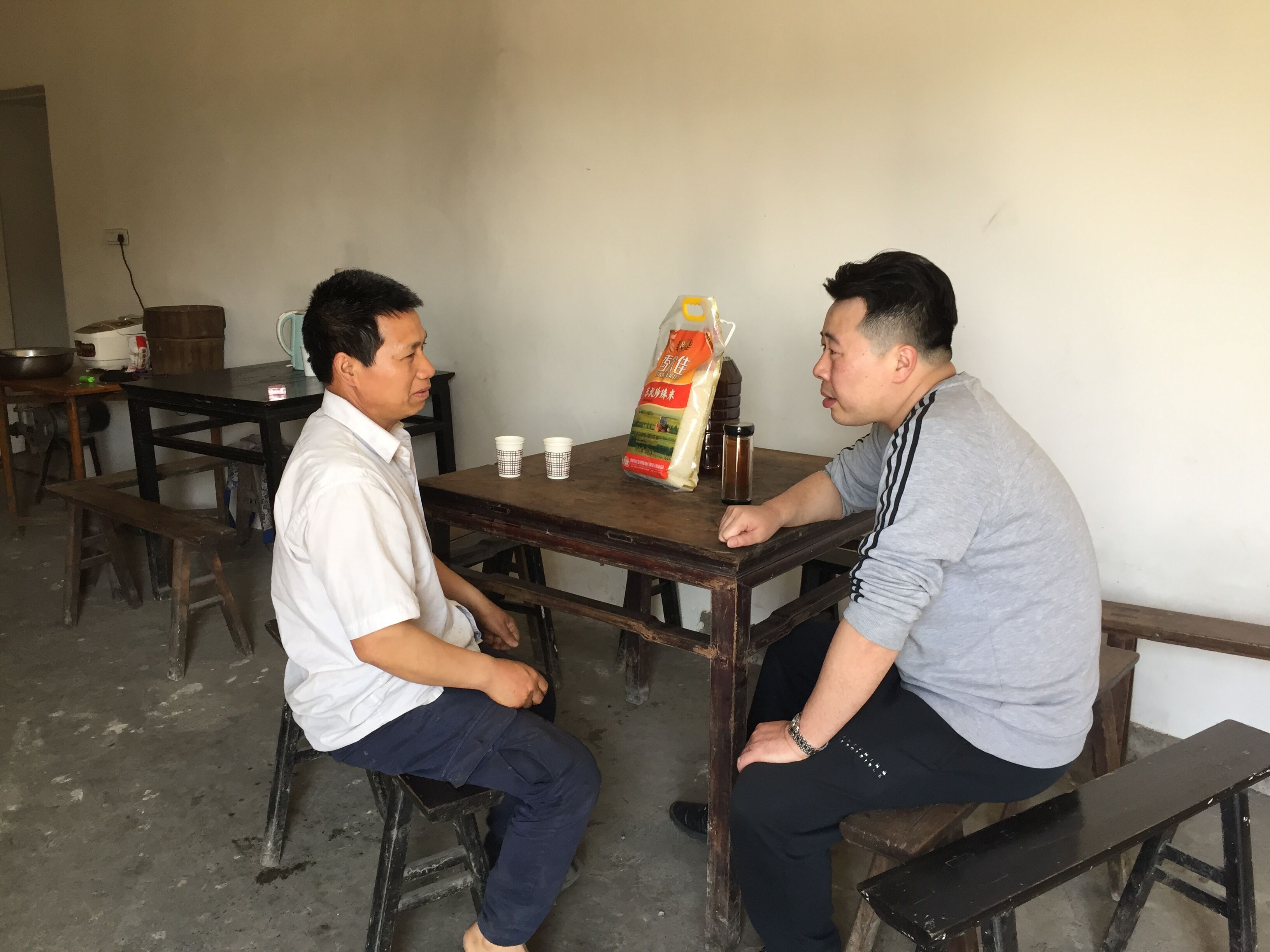 人文与管理学院党总支职工第一党支部赴回洞桥村看望慰问帮扶对象-西南医科大学人文与管理学院