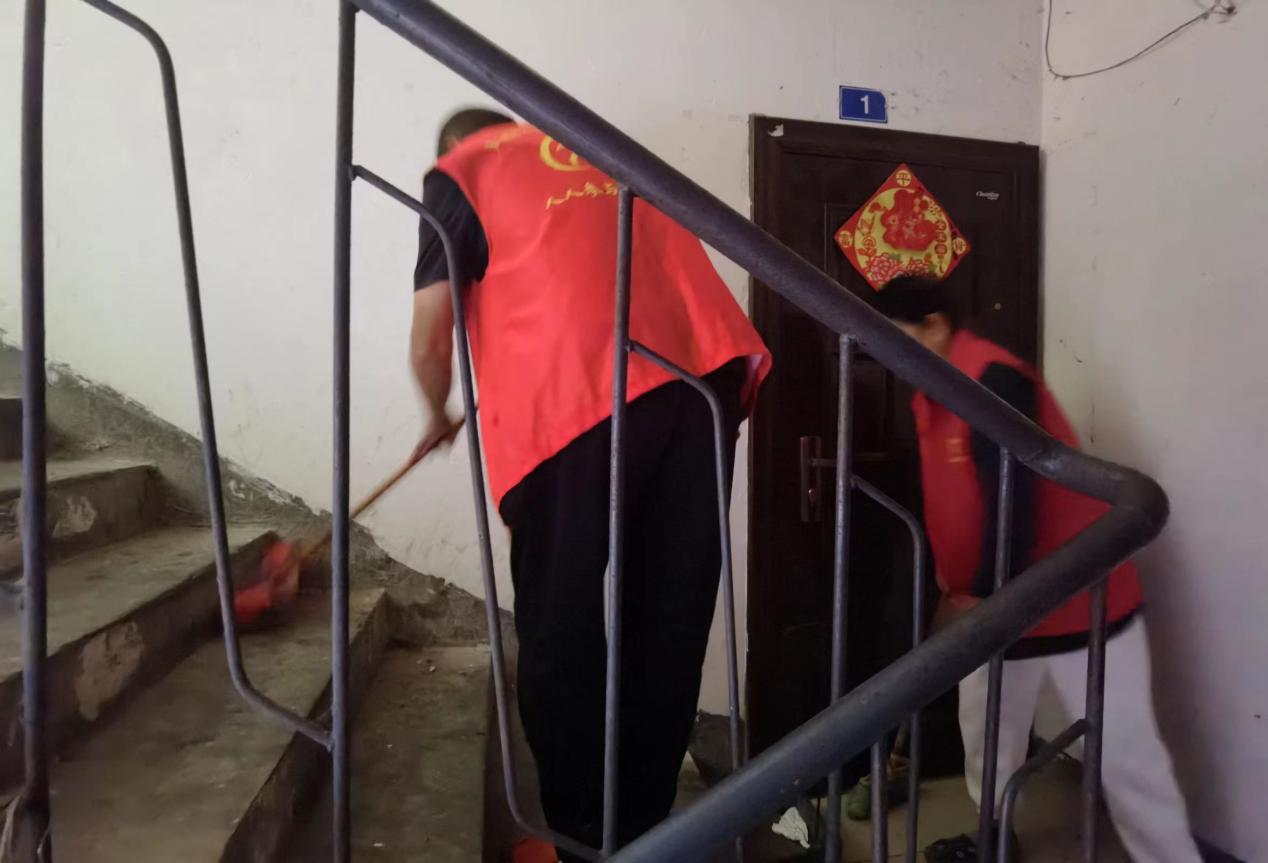 文明实践在行动,清洁扫楼暖人心——人文与管理学院开展志愿服务活动-西南医科大学人文与管理学院